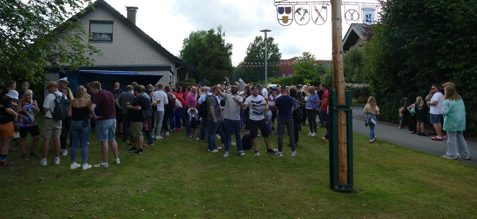 Menschenmenge auf dem Maibaumplatz