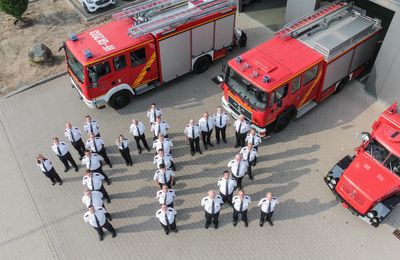 Viele Feuerwehrleute, die zusammen die Nummer 112 bilden.