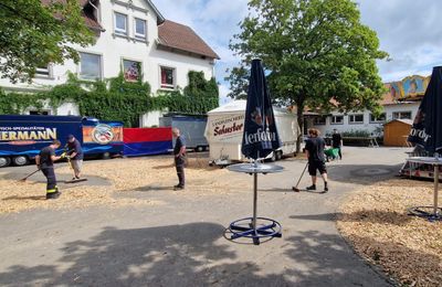 Mitglieder des Fördervereins der Löschgruppe Südlengern bei den Vorbereitungen für das Feuerwehrfest in Südlengern.